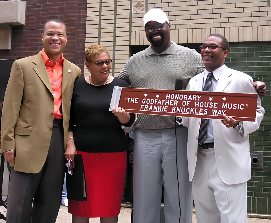 25 Agosto 2004 è stata intitolata a suo nome la strada dove risiede il Warehouse a Chicago (Honorary Frankie Knuckles Way)