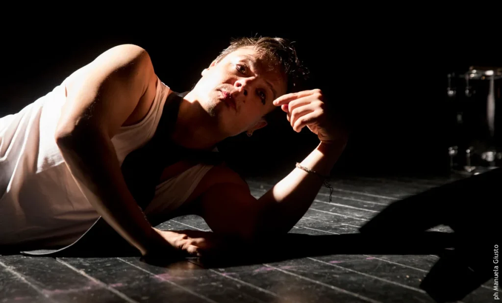 "L’ammore nun’è ammore” di Lino Musella al teatro Sannazaro: un esperimento polisensoriale e polisemico riuscito